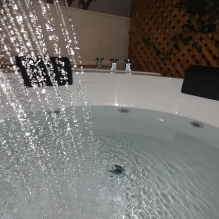 Jenny's Dream -acropolis Lux 2 Bedroom Apt, With Hot Tub, Free Netflix, Fast Wifi Apartment *