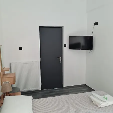 Jenny's Dream -acropolis Lux 2 Bedroom Apt, With Hot Tub, Free Netflix, Fast Wifi