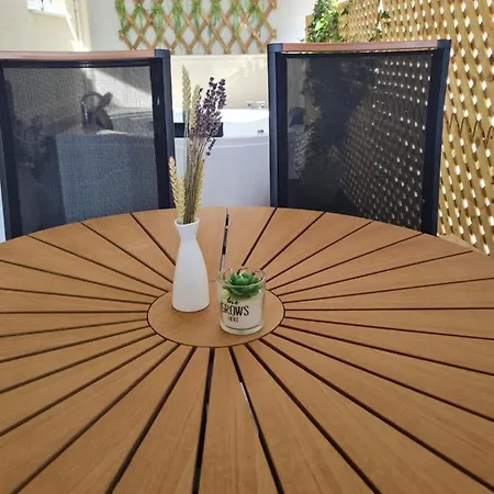 Jenny's Dream -acropolis Lux 2 Bedroom Apt, With Hot Tub, Free Netflix, Fast Wifi *